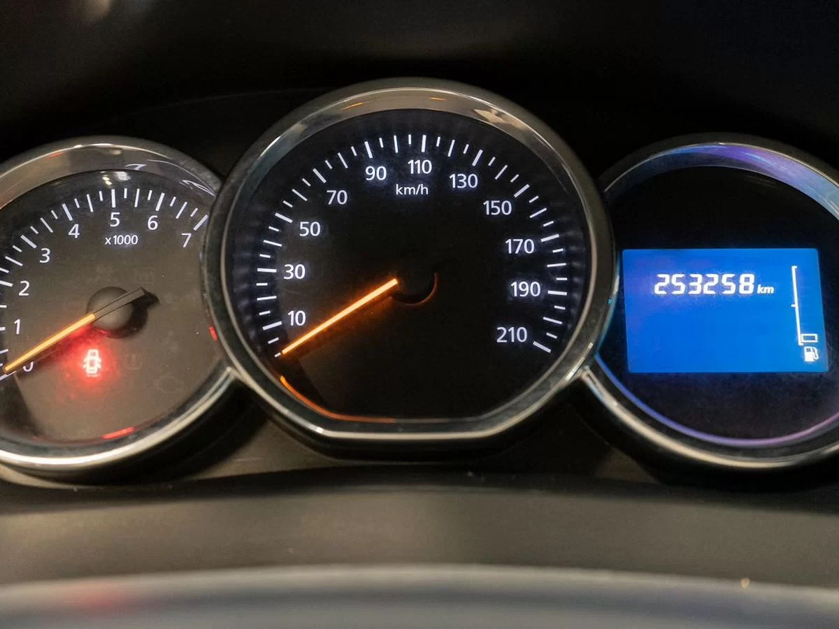 Renault Logan 2018, (Черный) с пробегом 253 258 км в Новосибирске